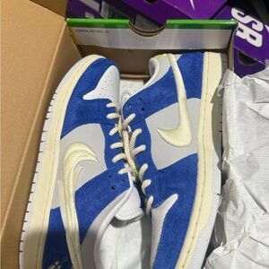 Larger pull over with matching shoes 8.5 super rare SB